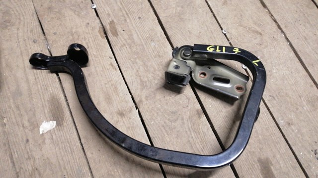Петля кришки багажника 17A827301 VAG