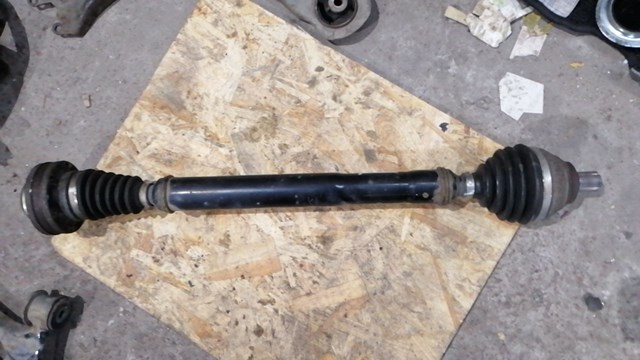 Піввісь передня, права 5C0407272AA VAG