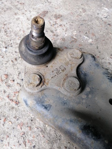 Кульова опора, нижня, права 6R0407366 VAG