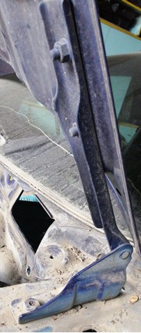 Шарнір капота лівий 6R0823301A VAG
