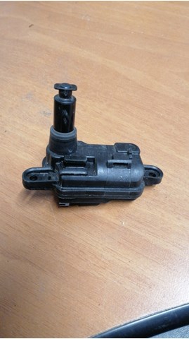 Мотор-привід відкриття лючка бака 80A862159 VAG