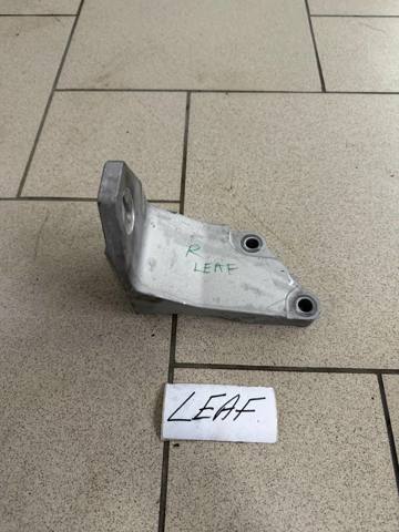 Кронштейн подушки (опори) двигуна, правої 112323NF0A NISSAN