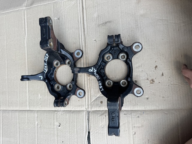 Кулак поворотний передній лівий 400151KA1A NISSAN