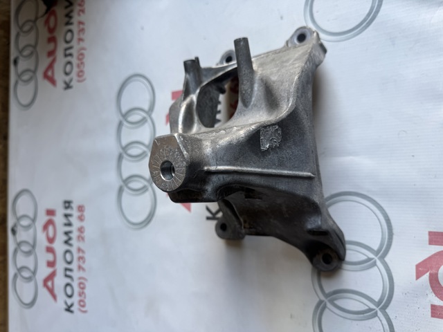 Кронштейн подушки (опори) двигуна, правої 4M0199308AA VAG