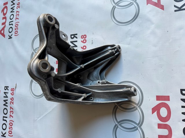 Кронштейн подушки (опори) двигуна, правої 4M0199308CE VAG