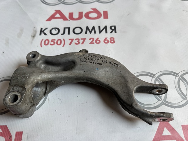 Вилка нижня амортизатора переднього, ліва 4M0413037 VAG