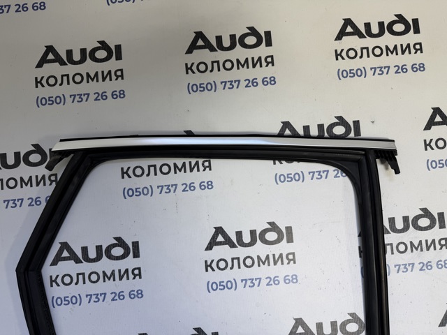 Молдинг опускного скла двері задньої, правої 80A839644B VAG