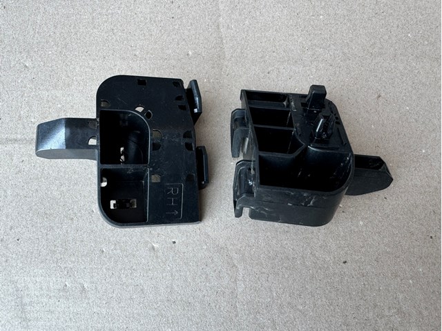 Кронштейн бампера заднього, правий 852295SK0A NISSAN