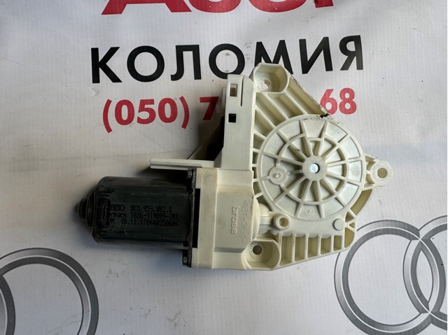 Двигун склопідіймача двері передньої, правої 8K0959802B VAG