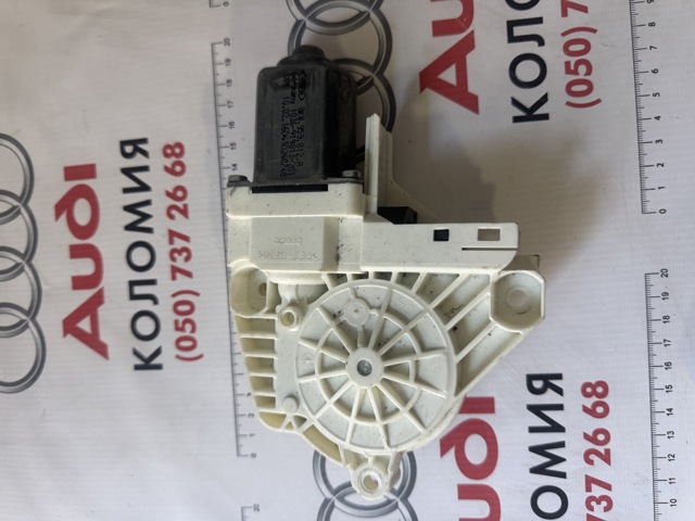 Мотор склопідйомника дверей задніх, правих 8K0959812A VAG