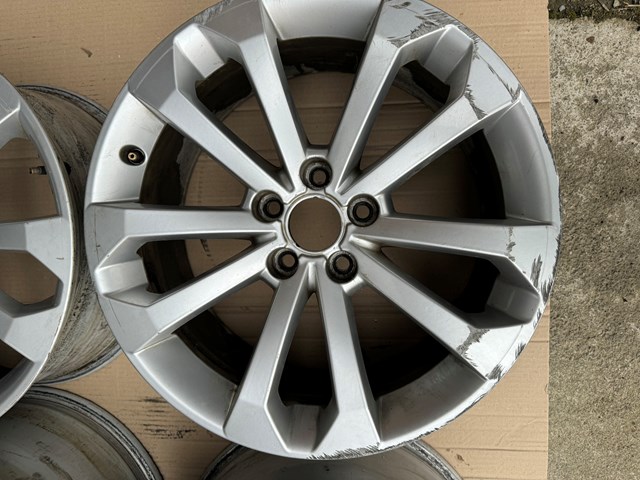 Диски колісні литі (легкосплавні, титанові) 8R0601025BM VAG