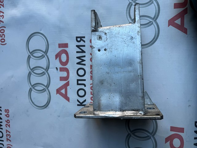 Кронштейн підсилювача переднього бампера 8R0807133A VAG