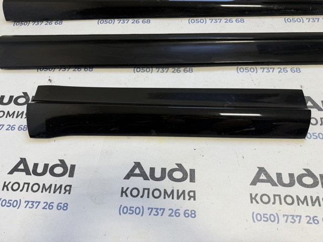 Молдинг задніх правих дверей 8R0853970B VAG