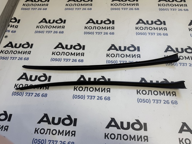 Захисна накладка вітрового скла права 8R0854328A VAG