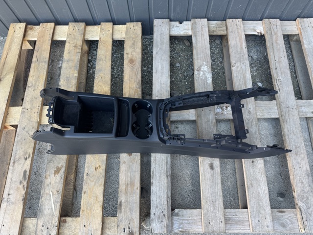 Центральна консоль торпеди 8R1863241B VAG
