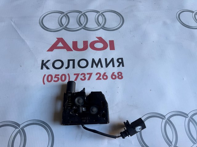 Запор капота (замок і привід замка капота) 8U0823509 VAG