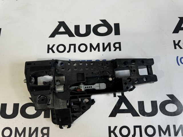 Тримач зовнішньої ручки дверей, задніх правих 8U0837886 VAG