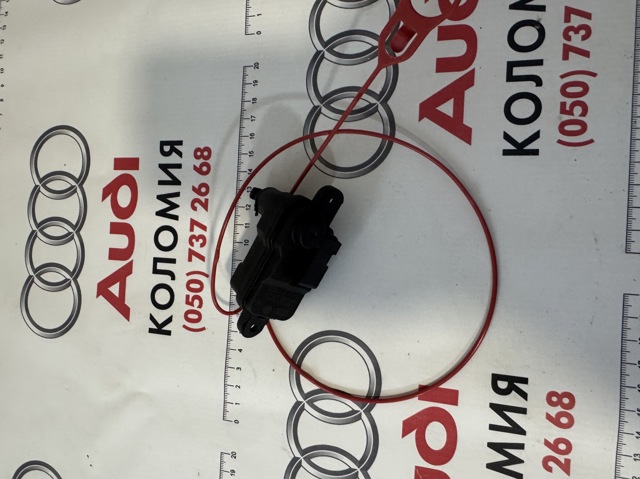 Мотор-привід відкриття лючка бака 8V0862153A VAG