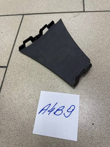 Решітка переднього бампера, внутрішня права 8W0121763G VAG