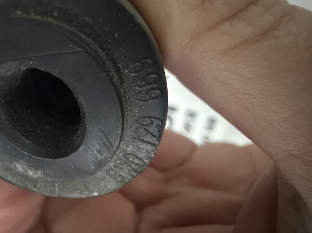 Подушка корпусу повітряного фільтра 8W0129669 VAG