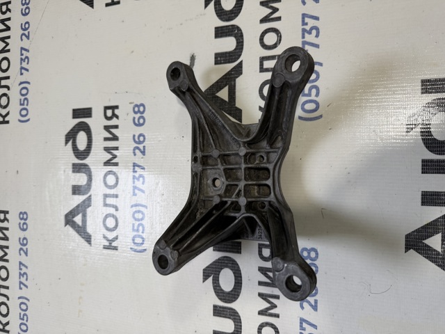 Кронштейн подушки коробки передач 8W0399118C VAG