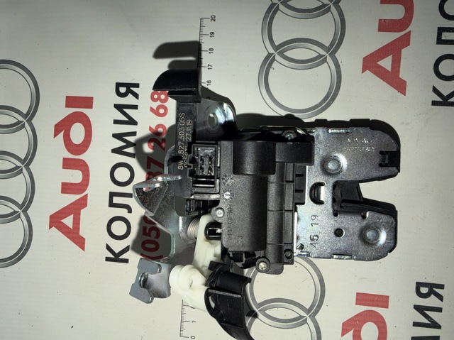 Замок кришки багажника/задньої  3/5-ї двері, задній 8W0827503 VAG
