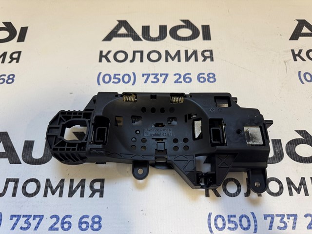 Тримач зовнішньої ручки дверей, правих дверей 8W0837812A VAG
