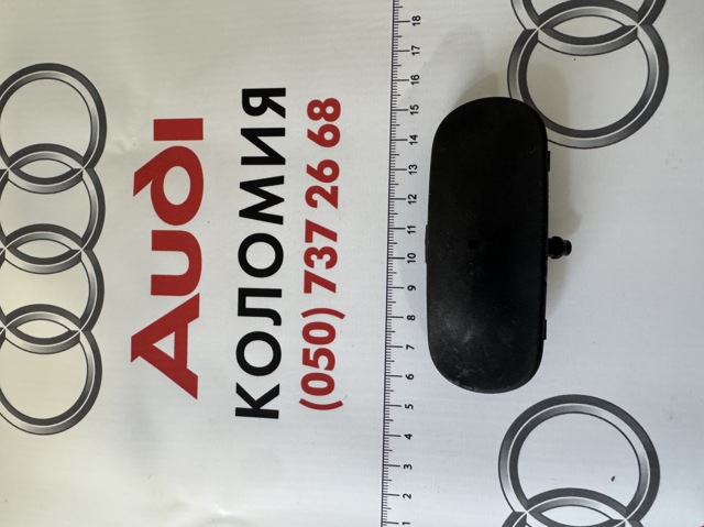 Форсунка омивача скла лобового, права 8W0955988A VAG