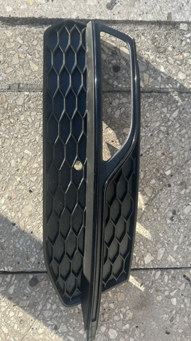 Заглушка ПТФ бампера переднього права 8V3807682G VAG