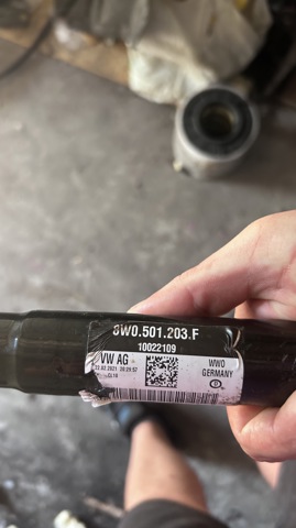 Піввісь задня, ліва 8W0501203F VAG