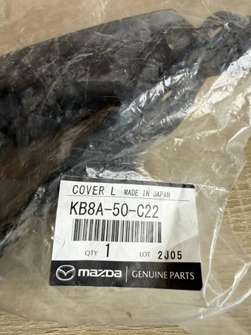 Ліве кріплення переднього бампера KB8A50C22 MAZDA