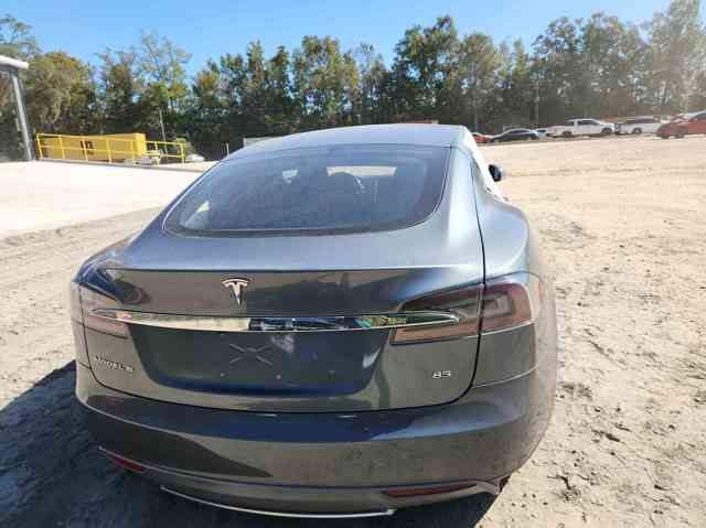 Задні двері багажника Tesla Model S