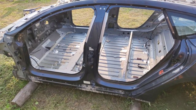Амортизаційна стійка центральна, ліва 1024206S0B TESLA