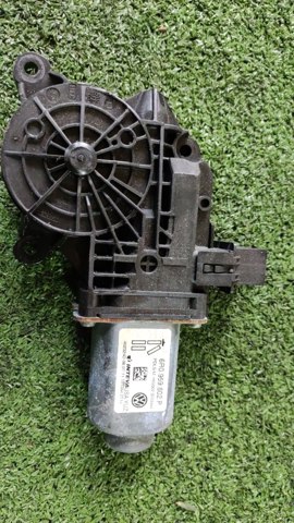 Двигун склопідіймача двері передньої, правої 6R0959802P VAG
