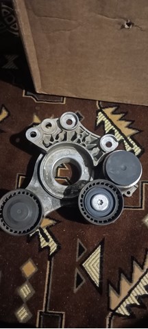 Натягувач приводного ременя LR183649 LAND ROVER