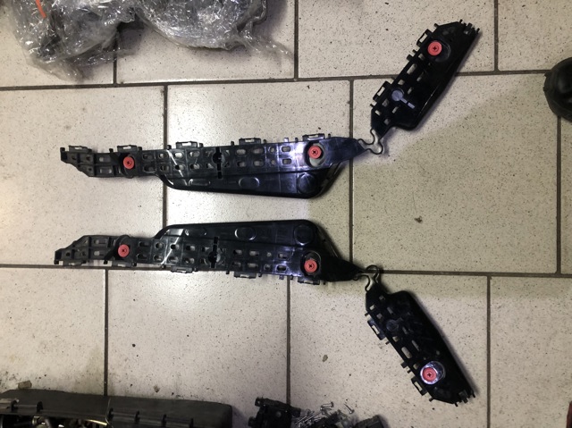 Направляюча заднього бампера, ліва 521560E100 TOYOTA