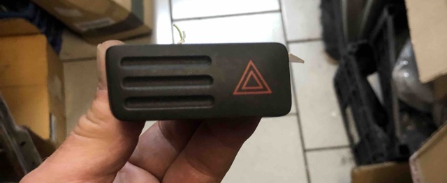 Кнопка включення аварійного сигналу 8433260270 TOYOTA