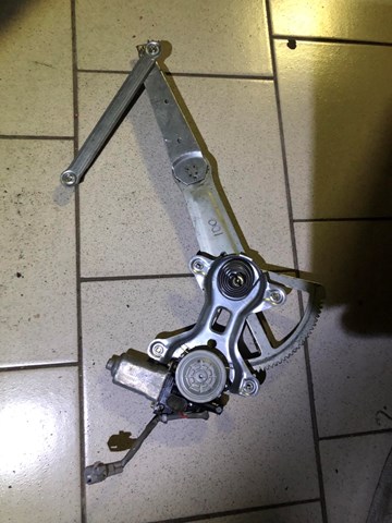 Двигун склопідіймача двері передньої, правої 8571060100 TOYOTA