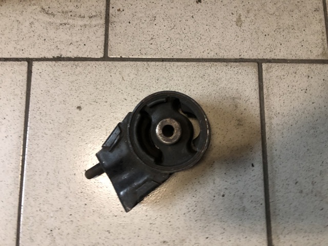 Подушка (опора) двигуна, передня GJ2339050C MAZDA
