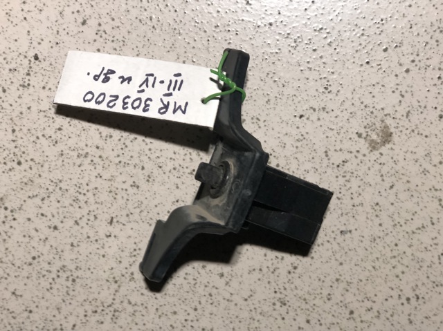 Лічинка замка паливного бака MR303200 MITSUBISHI