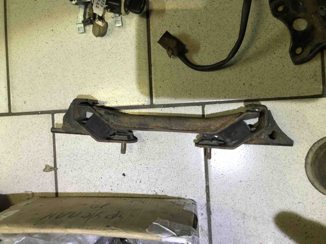 Задня подушка двигуна Mitsubishi Pajero 3