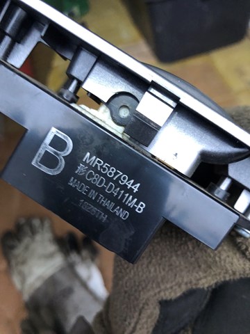 Кнопки переднього правого склопід'ємника MR587944 MITSUBISHI
