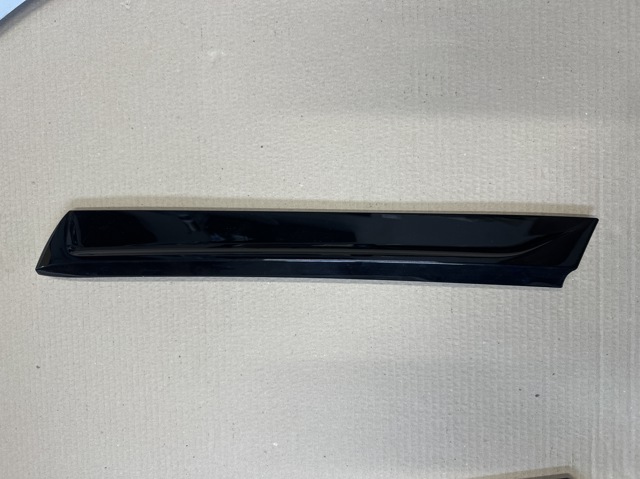 Накладка задньої 3-ї/5-ї двері, ліва 4M0854871A VAG
