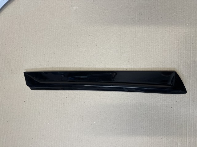 Накладка задньої 3-ї/5-ї двері, права 4M0854872A VAG