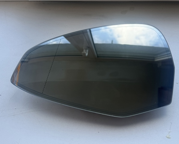Скло дзеркала заднього виду, лівого 8W0857535H VAG