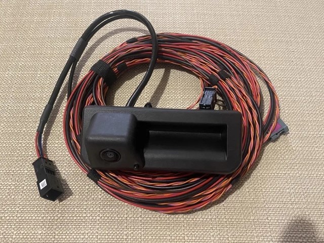 Кнопка приводу замка задніх 3/5 дверей (ляди) 8W8827566E VAG