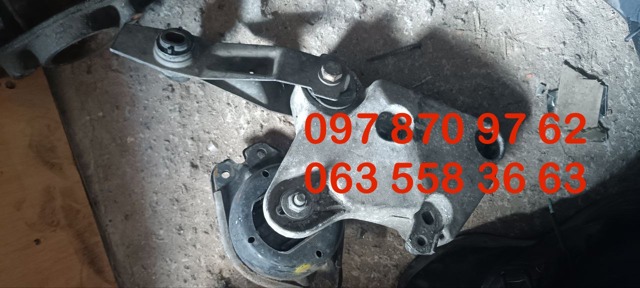 Правий сайлентблок двигуна 8200024812 RENAULT