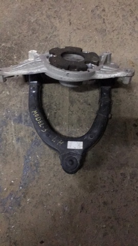 Стакан-амортизатора 104437100D Tesla Model