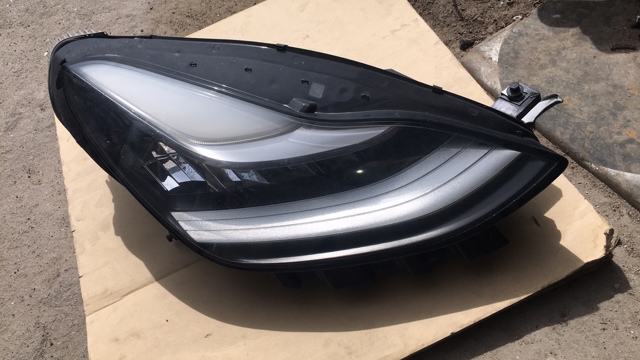 Фара передня права 107737200L Tesla Model
