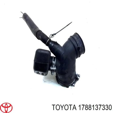 Патрубок повітряний, вихід повітряного фільтра 1788137330 TOYOTA